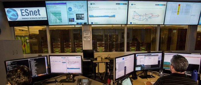Los ingenieros de confiabilidad de sistemas monitorean las operaciones de la red de ESnet durante todo el día. (Crédito: Laboratorio de Berkeley)